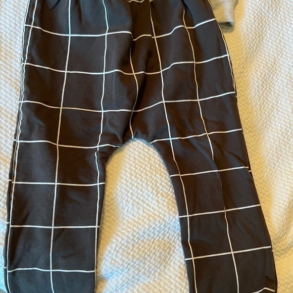 Baby boy graphic tee and pant set - Picture 3 of 3